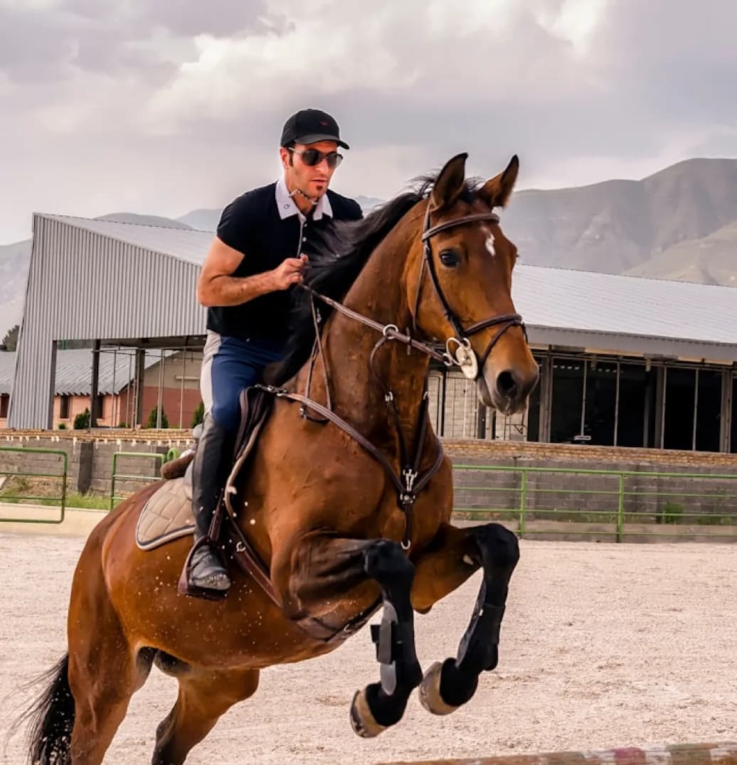 Hombre montando a caballo